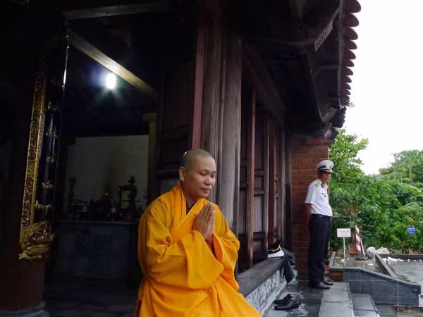 Đại đức Thích Giác Nghĩa dưới hiên chùa Ảnh: Đình Thắng