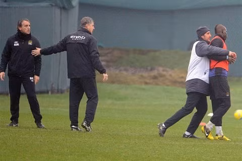 Các thành viên trong ban huấn luỵện phải tìm cách tách Mancini và Balotelli ra xa nhau