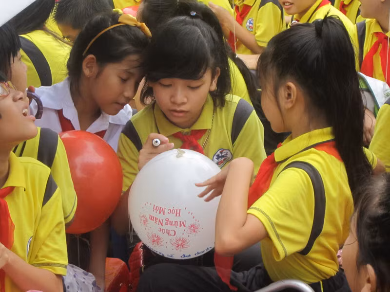 Các em học sinh viết lên bóng bay thả lên trời