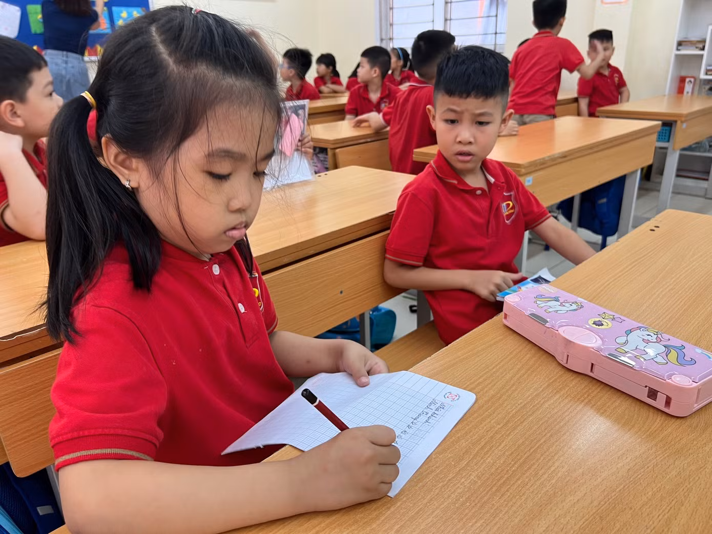 Không ít trẻ mầm non ôn luyện trước khi vào lớp 1 Không ít trẻ mầm non ôn luyện trước khi vào lớp 1