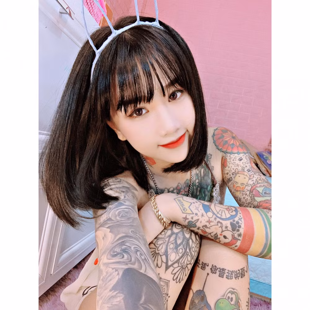 Những cô gái trẻ không ngại khoe hình xăm trên mạng.
