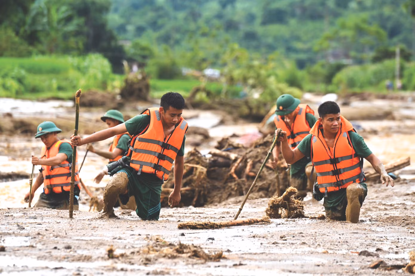 Chiến sĩ Trung đoàn 98 (Sư đoàn Bộ binh 316, Quân khu 2) tìm kiếm người dân mất tích ở Làng Nủ (Lào Cai) bị vùi lấp bởi lũ quét, sạt lở, tháng 9/2024. ẢNH: Việt Trung Chiến sĩ Trung đoàn 98 (Sư đoàn Bộ binh 316, Quân khu 2) tìm kiếm người dân mất tích ở Làng Nủ (Lào Cai) bị vùi lấp bởi lũ quét, sạt lở, tháng 9/2024. ẢNH: Việt Trung