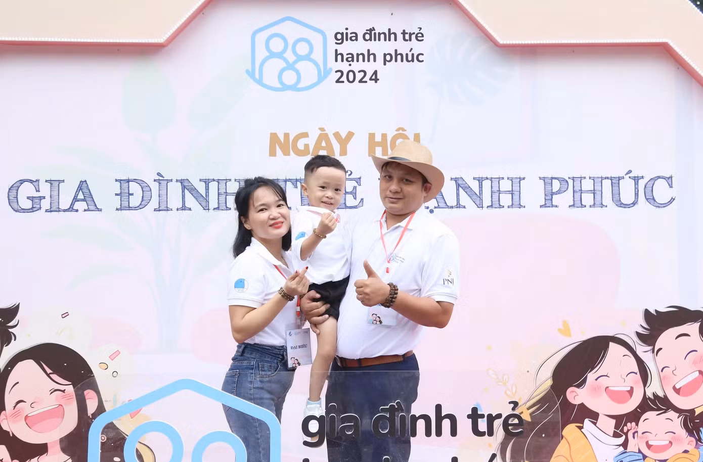 Gia đình anh Đặng Trung Dinh và chị Lê Thị Vinh, ở xã Vạn Khánh, huyện Vạn Ninh, Khánh Hoà Gia đình anh Đặng Trung Dinh và chị Lê Thị Vinh, ở xã Vạn Khánh, huyện Vạn Ninh, Khánh Hoà