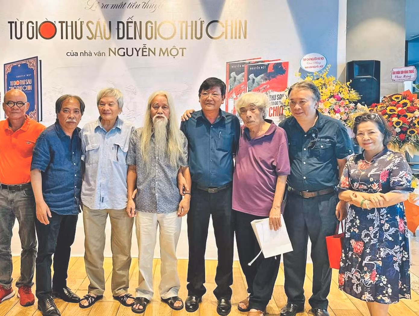 Nguyễn Một chụp hình chung với các nhà văn trong buổi ra mắt cuốn sách mới nhất: “Từ giờ thứ 6 đến giờ thứ 9”. Nguyễn Một chụp hình chung với các nhà văn trong buổi ra mắt cuốn sách mới nhất: “Từ giờ thứ 6 đến giờ thứ 9”.