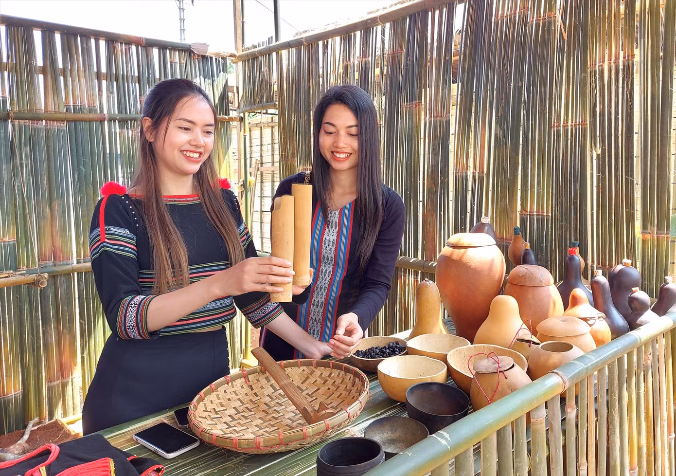 Chị H Zu Ni (phải) tham gia các hoạt động văn hoá tại xã Ea Tul Chị H Zu Ni (phải) tham gia các hoạt động văn hoá tại xã Ea Tul