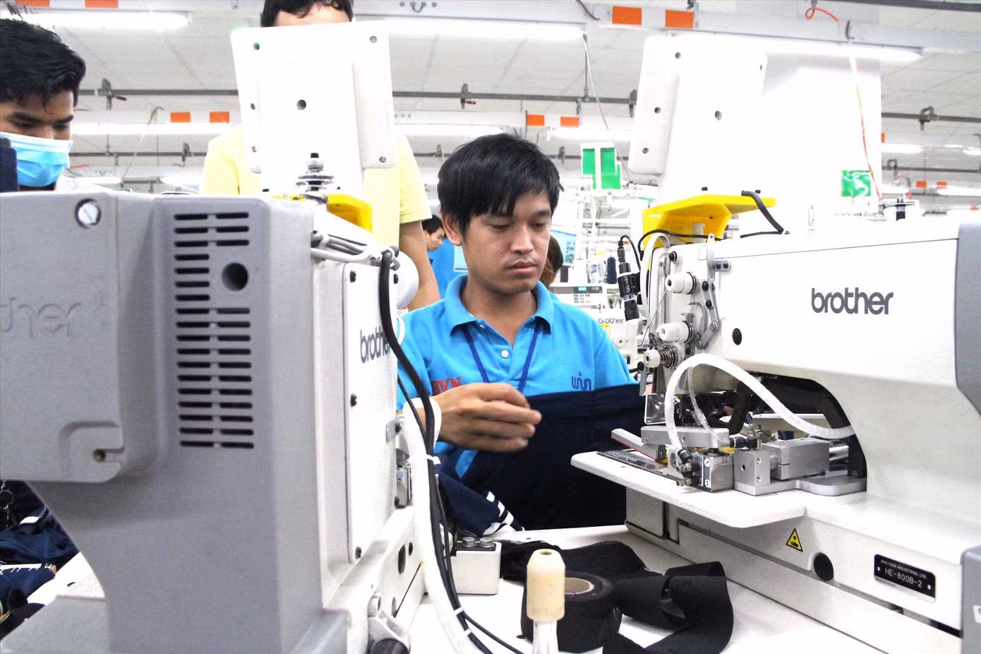 Công nhân sản xuất trong nhà máy ở Bình Dương Ảnh HC.jpg