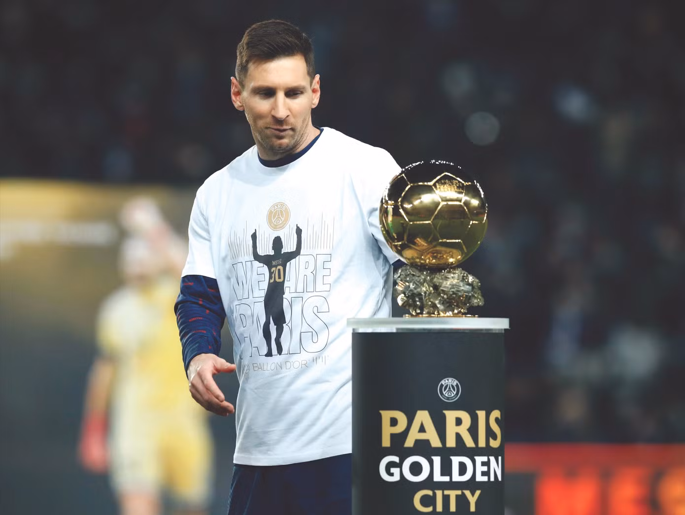 Messi giới thiệu Quả bóng Vàng 2021 tại Parc des Princes. Ảnh: Getty Images