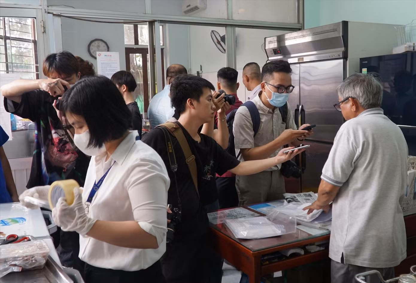Các TikToker đang tìm hiểu quá trình làm nem truyền thống