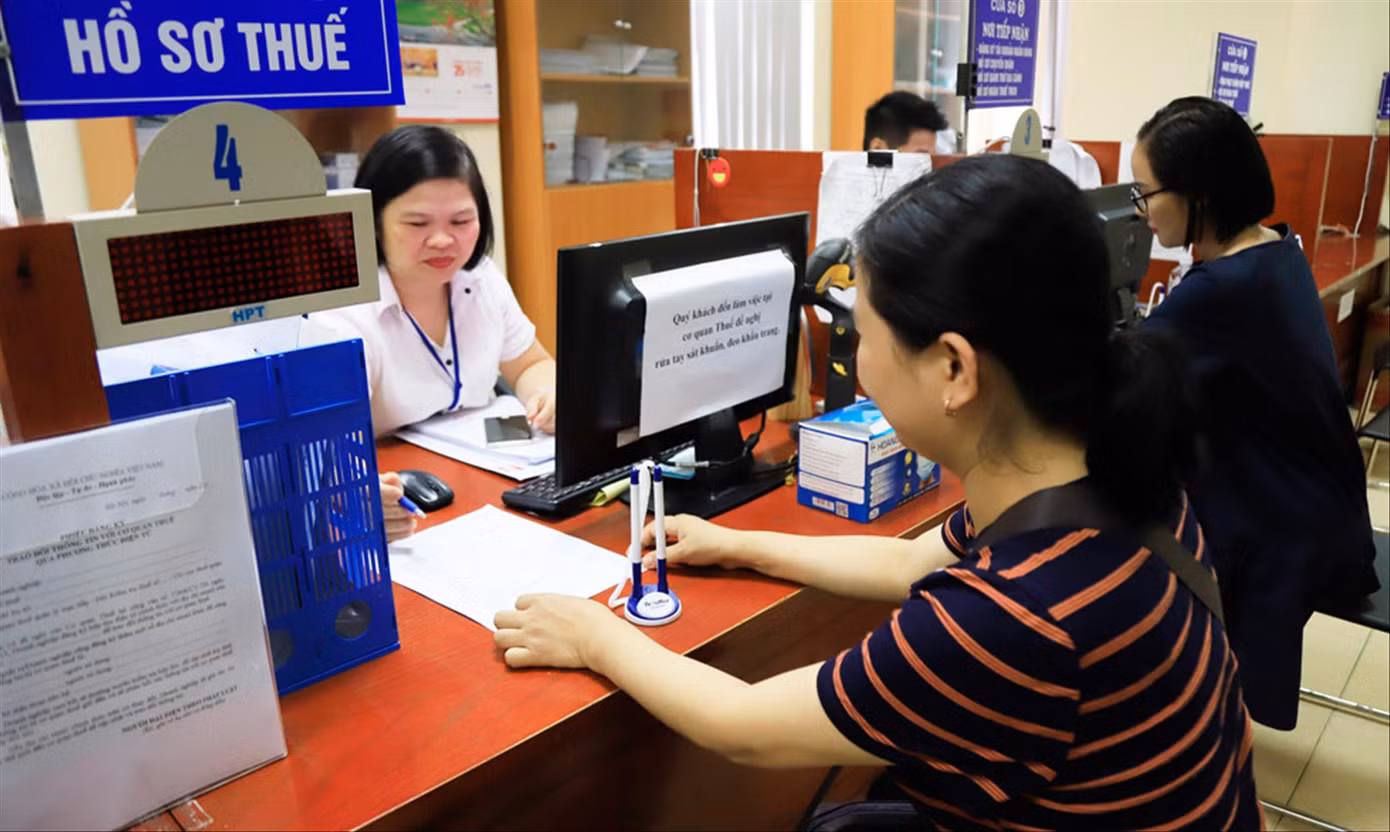 Người dân làm thủ tục tại cơ quan thuế. Ảnh minh họa: DT Người dân làm thủ tục tại cơ quan thuế. Ảnh minh họa: DT