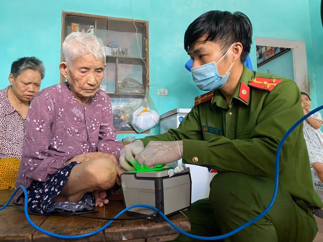 Thông tin tốt, câu chuyện đẹp: Công an Hà Nội đến tận nhà làm thủ tục cấp căn cước công dân cho người già