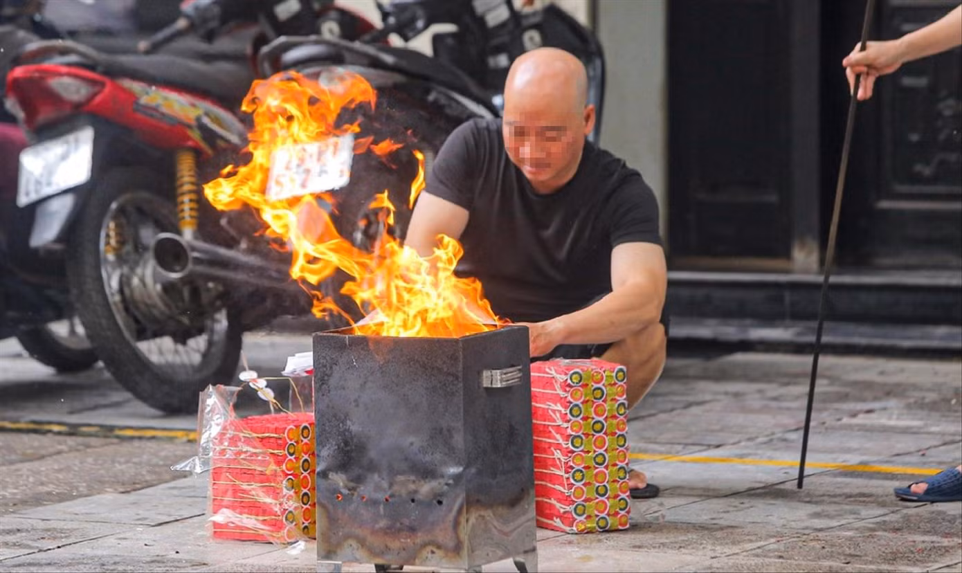 Người dân có thói quen sắp mâm lễ cúng, đốt vàng mã ngay tại vỉa hè, lòng đường. Ảnh: DUY PHẠM Người dân có thói quen sắp mâm lễ cúng, đốt vàng mã ngay tại vỉa hè, lòng đường. Ảnh: DUY PHẠM