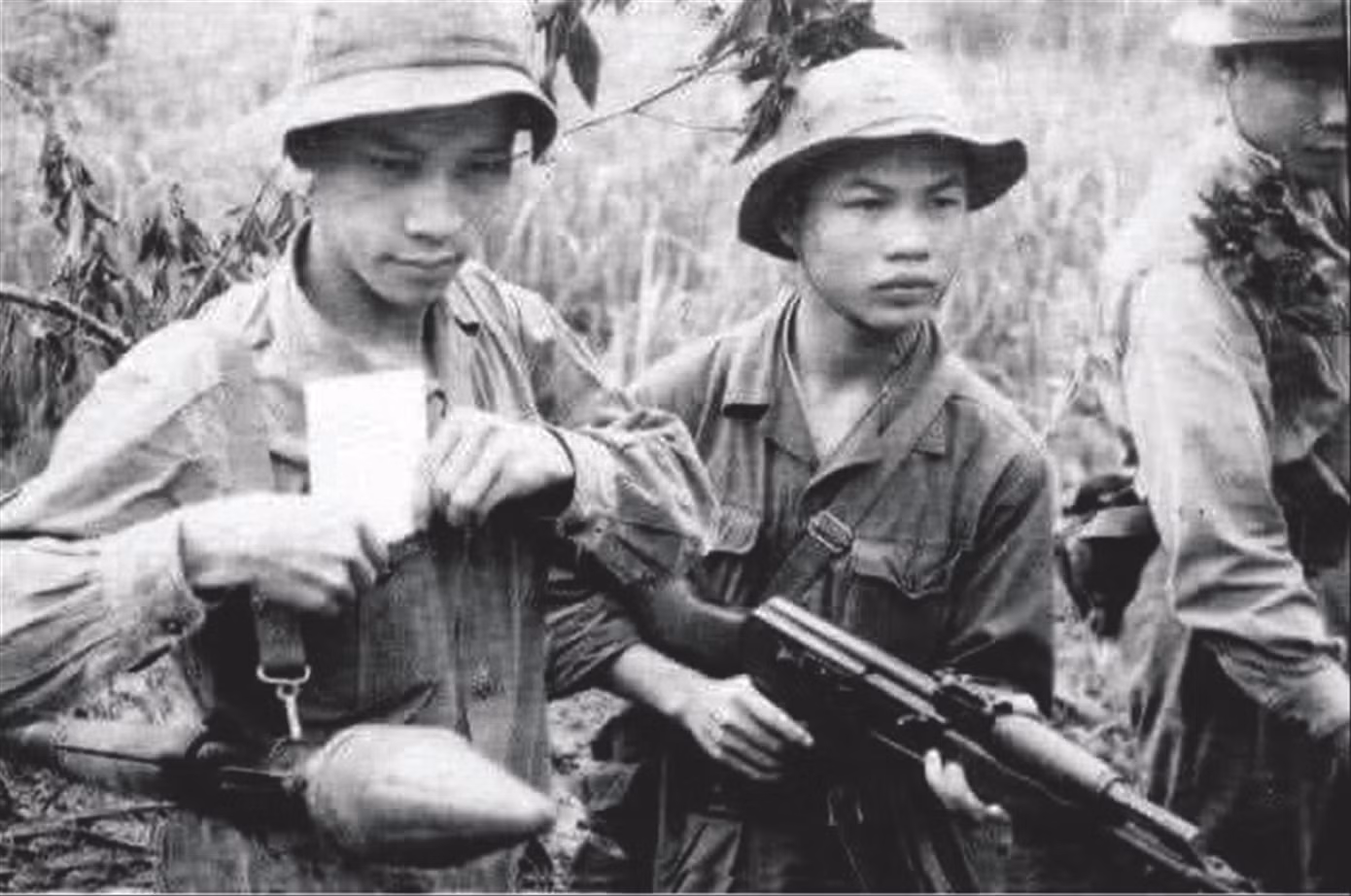 Chiến sĩ Lê Bá Dương (phải) và đồng đội khác chụp ngay trước trận đánh đồi Thám Báo 1971 Ảnh: NVCC