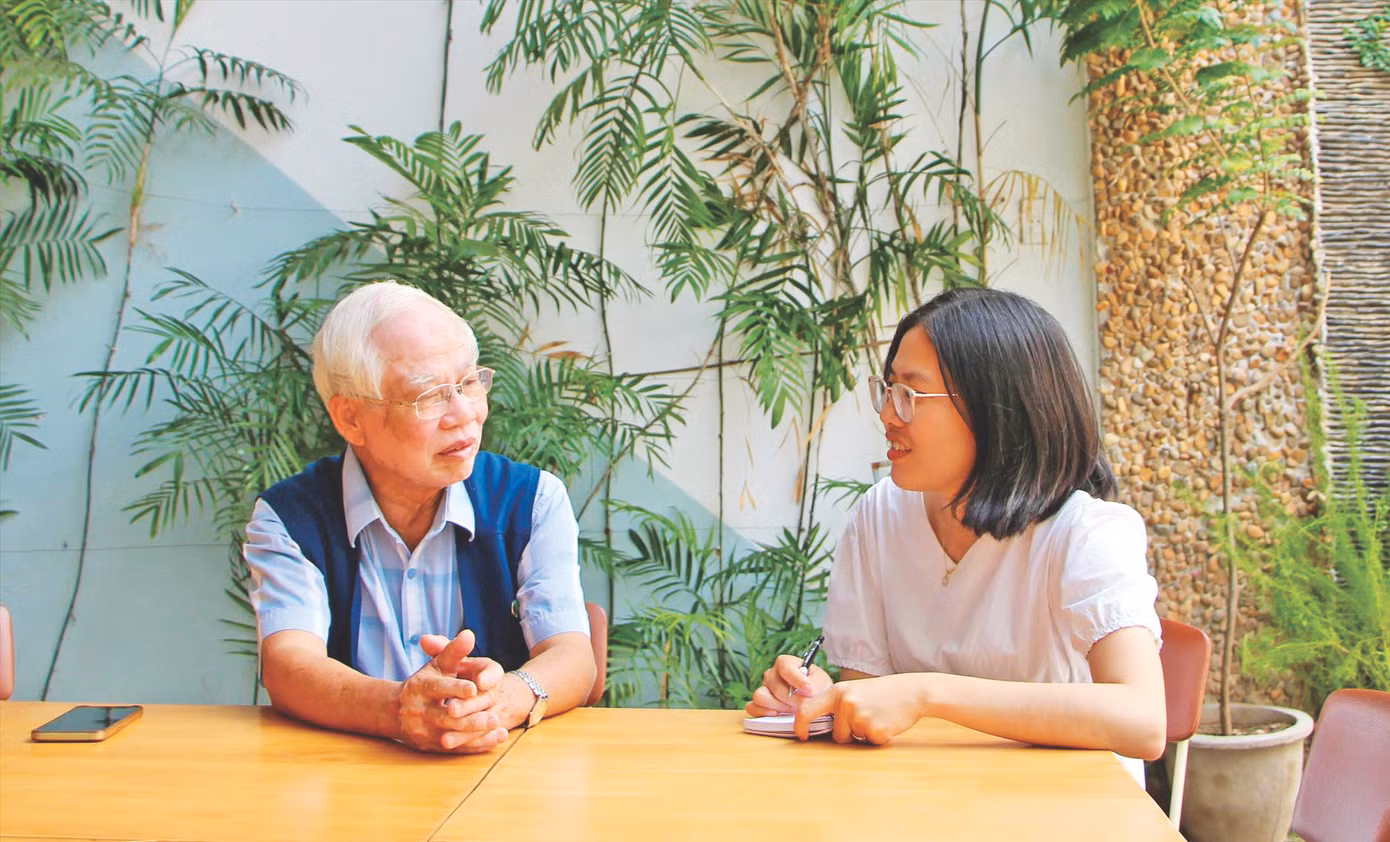 Cựu chiến binh Lê Bá Dương kể cho phóng viên nghe kỷ niệm ở chiến trường
