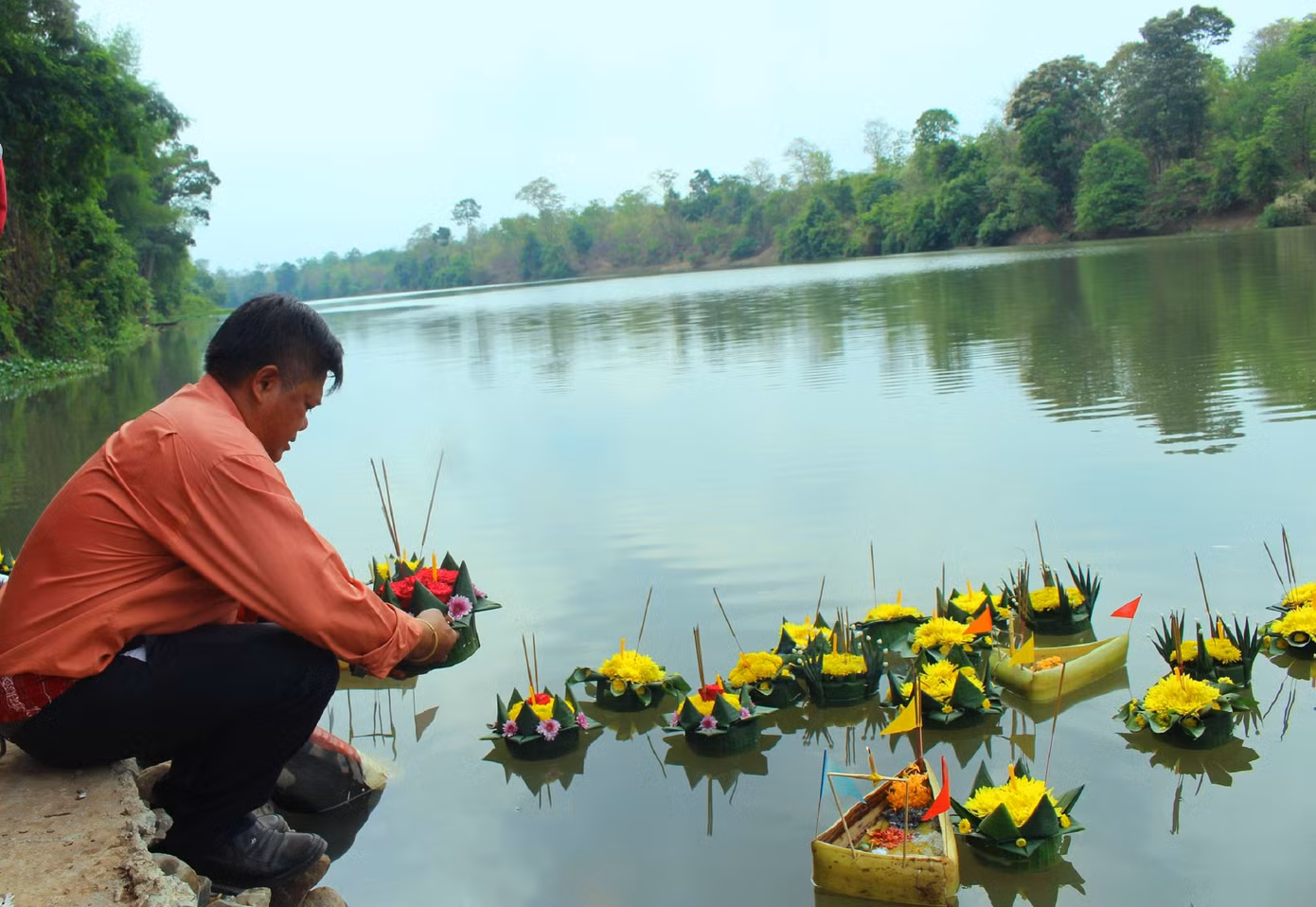 Lễ hội hoa đăng thả bè trên dòng Sêrêpôk
