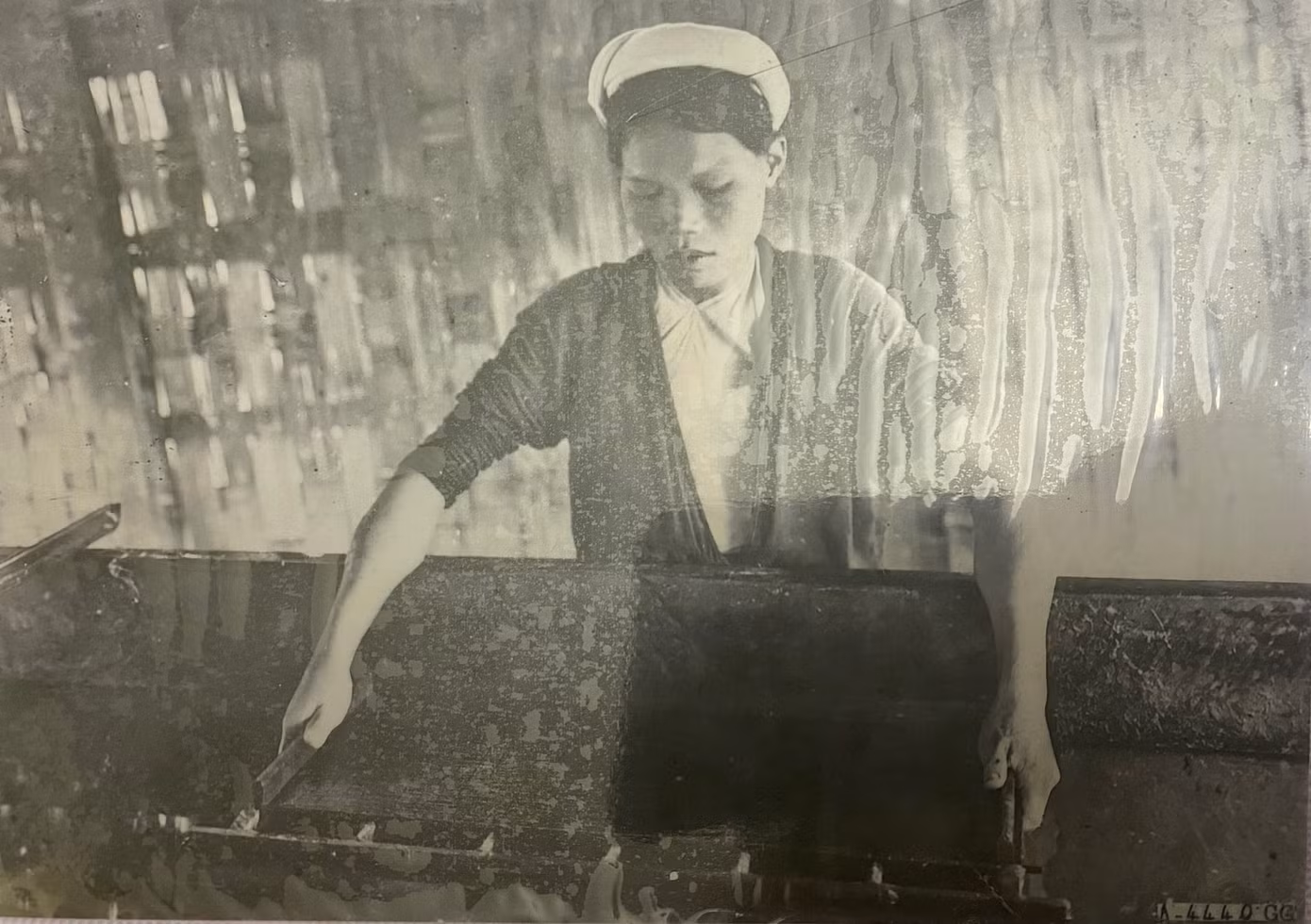 Một người phụ nữ làng Yên Thái đang thực hiện công đoạn xeo giấy. Thời xưa, tay người phụ nữ Yên Thái nào cũng chi chít vết sẹo vì phải tì vào thành bể xeo quá nhiều Một người phụ nữ làng Yên Thái đang thực hiện công đoạn xeo giấy. Thời xưa, tay người phụ nữ Yên Thái nào cũng chi chít vết sẹo vì phải tì vào thành bể xeo quá nhiều