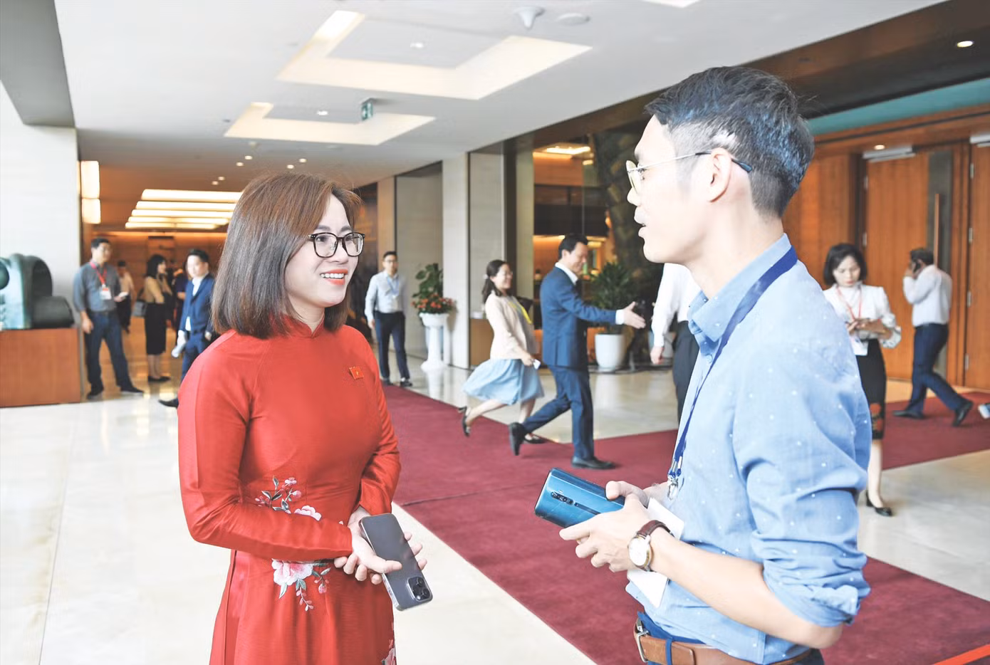 Phóng viên báo Tiền Phong cùng các cơ quan báo chí trao đổi với đại biểu bên lề kỳ họp Quốc hội. Ảnh: Như Ý Phóng viên báo Tiền Phong cùng các cơ quan báo chí trao đổi với đại biểu bên lề kỳ họp Quốc hội. Ảnh: Như Ý