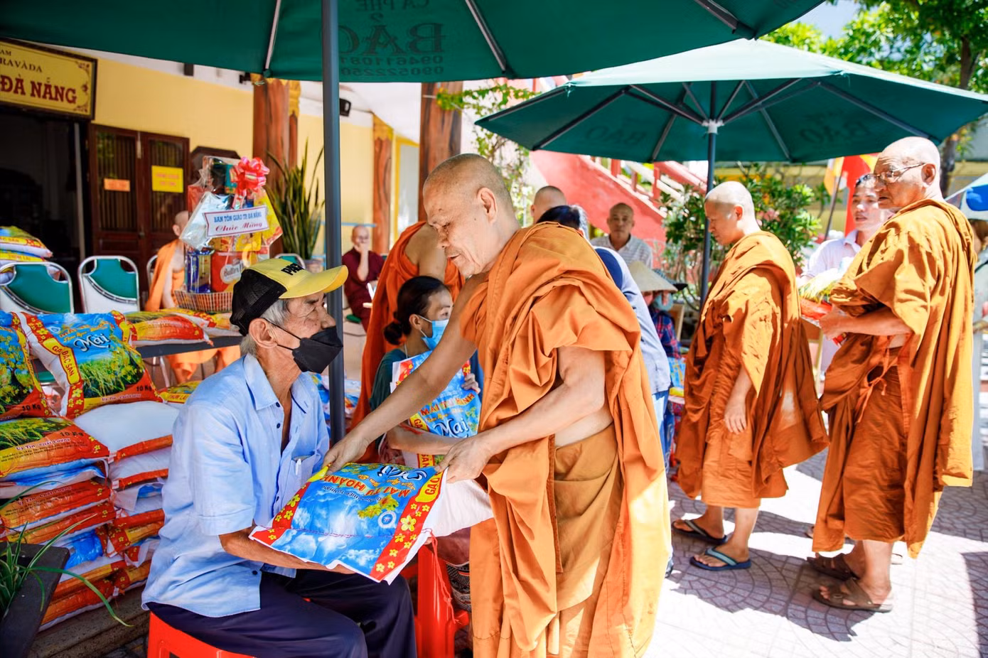 Những hành động thiện nguyện, đền ơn đáp nghĩa xuất phát từ tâm cần được nhân rộng Những hành động thiện nguyện, đền ơn đáp nghĩa xuất phát từ tâm cần được nhân rộng