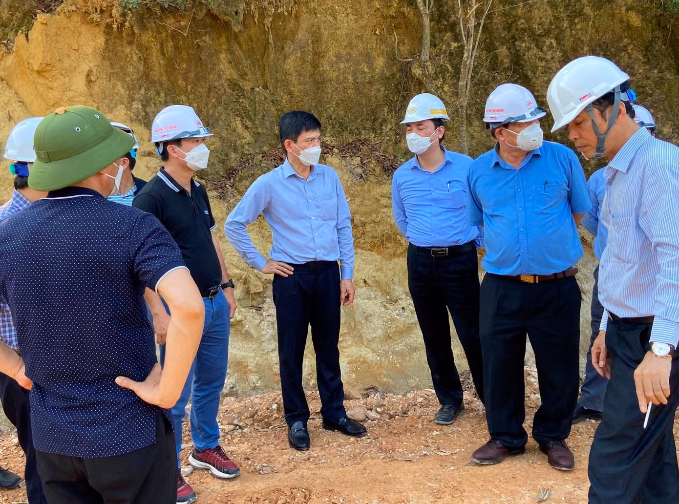 Ông Lê Anh Tuấn, Thứ trưởng Bộ GTVT (đứng giữa) kiểm tra hiện trường dự án Diễn Châu - Bãi Vọt ngày 27/3 Ông Lê Anh Tuấn, Thứ trưởng Bộ GTVT (đứng giữa) kiểm tra hiện trường dự án Diễn Châu - Bãi Vọt ngày 27/3