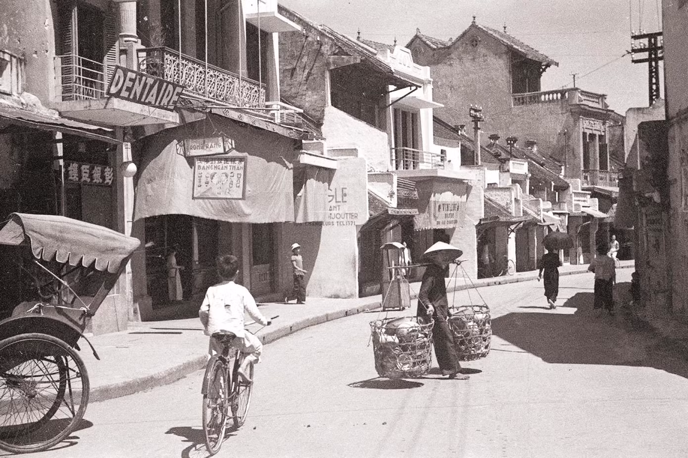 Phố Hàng Bạc những năm 1940 Phố Hàng Bạc những năm 1940