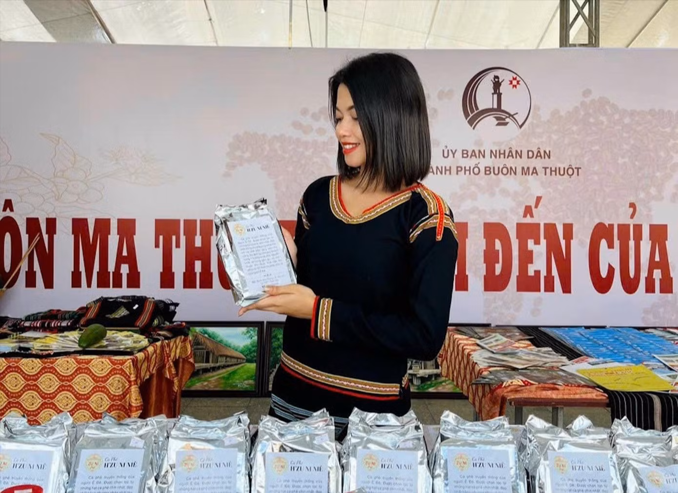 Chị H Zu Ni giới thiệu sản phẩm cà phê truyền thống Chị H Zu Ni giới thiệu sản phẩm cà phê truyền thống