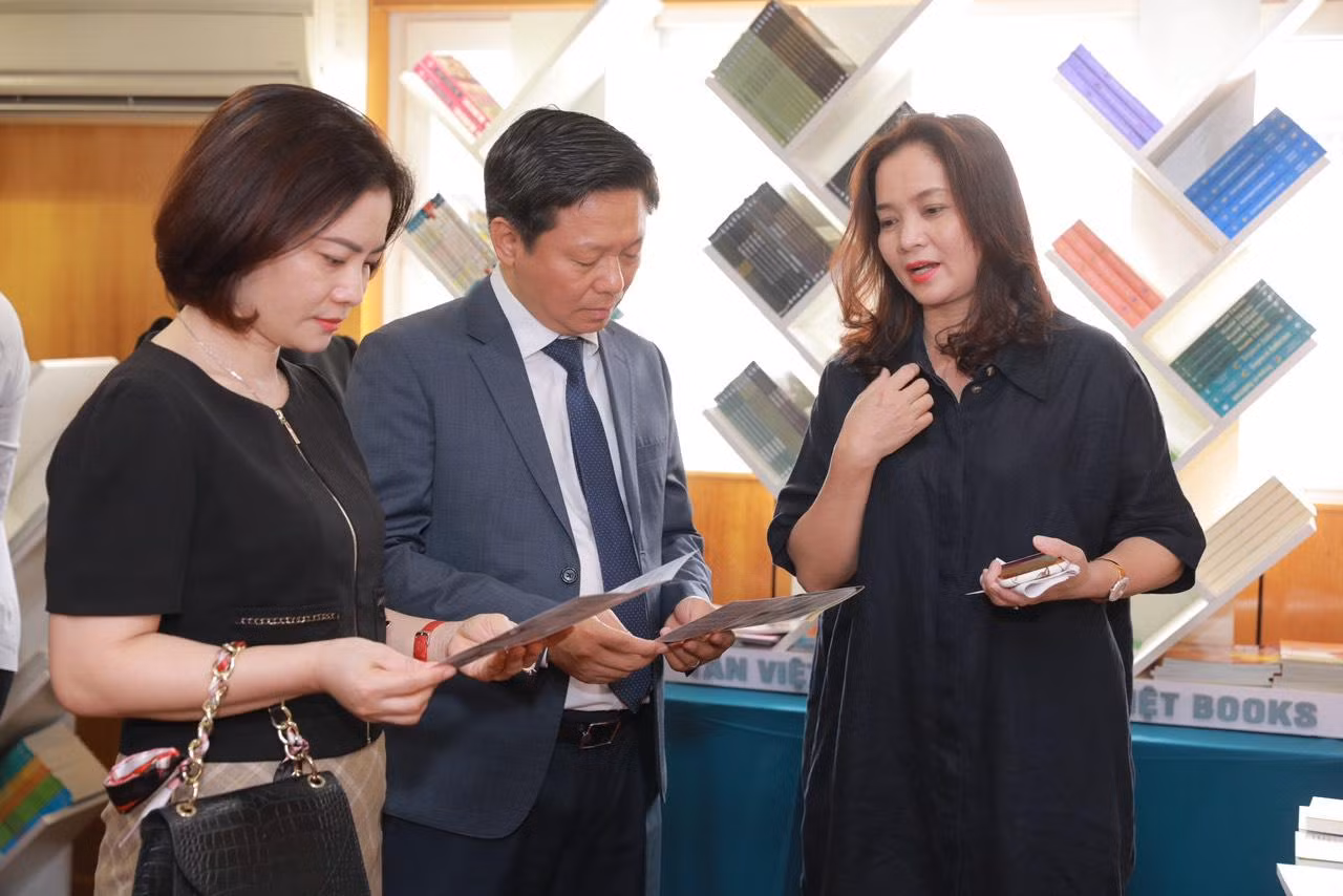 Bà Nguyễn Kim Thoa (ngoài cùng bên phải) - CEO Tân Việt Books - giới thiệu dự án với ông Trần Thanh Lâm - Phó Trưởng ban Tuyên giáo Trung ương. Ảnh: Tân Việt Books Bà Nguyễn Kim Thoa (ngoài cùng bên phải) - CEO Tân Việt Books - giới thiệu dự án với ông Trần Thanh Lâm - Phó Trưởng ban Tuyên giáo Trung ương. Ảnh: Tân Việt Books