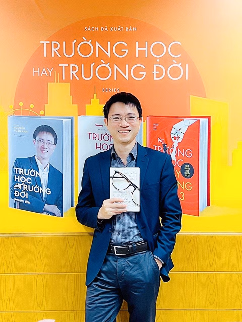 Diễn giả, nhà báo Nguyễn Tuấn Anh. Diễn giả, nhà báo Nguyễn Tuấn Anh.