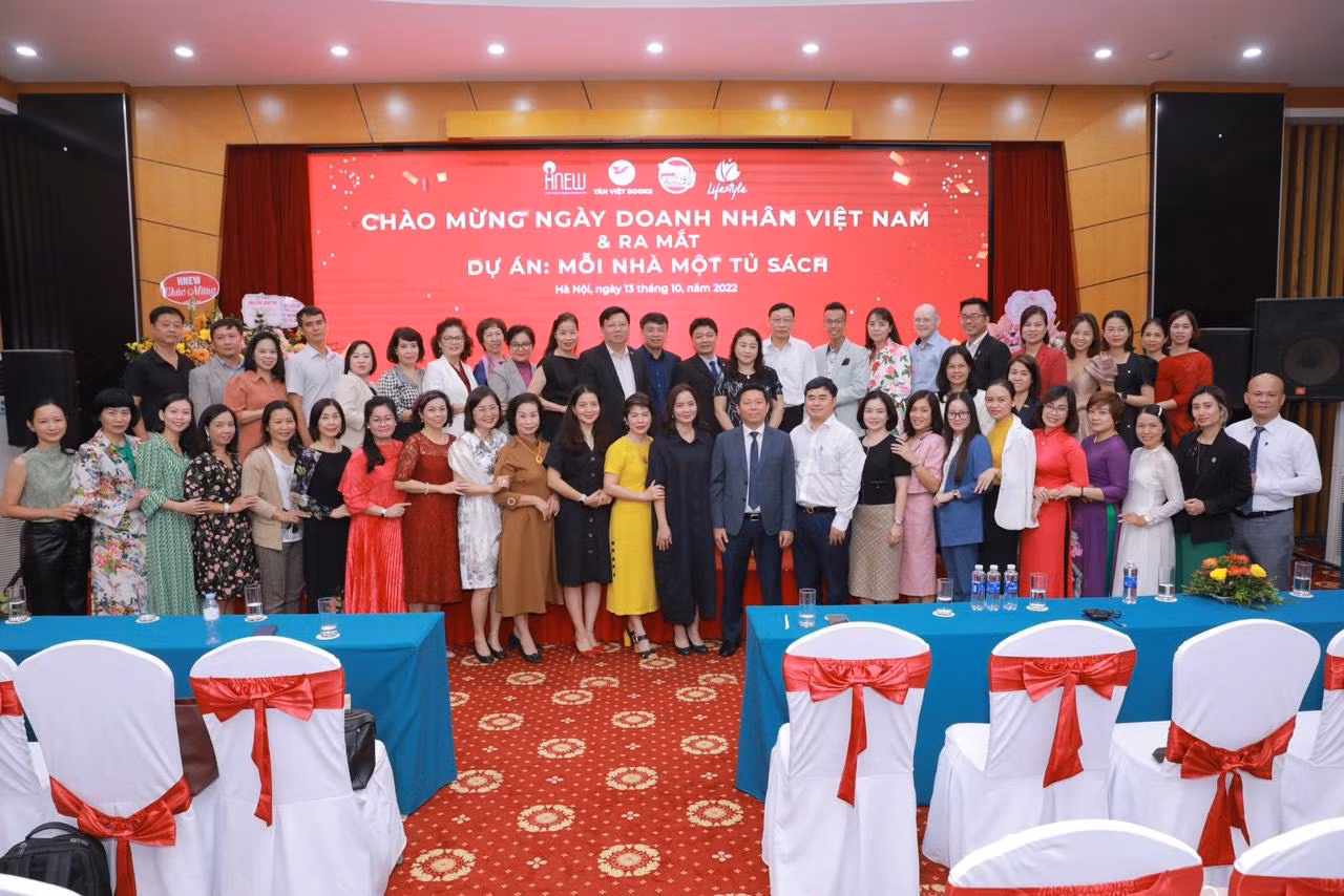 Các đại biểu chụp ảnh cùng đại diện các doanh nhân tham dự chương trình. Ảnh: Tân Việt Books Các đại biểu chụp ảnh cùng đại diện các doanh nhân tham dự chương trình. Ảnh: Tân Việt Books