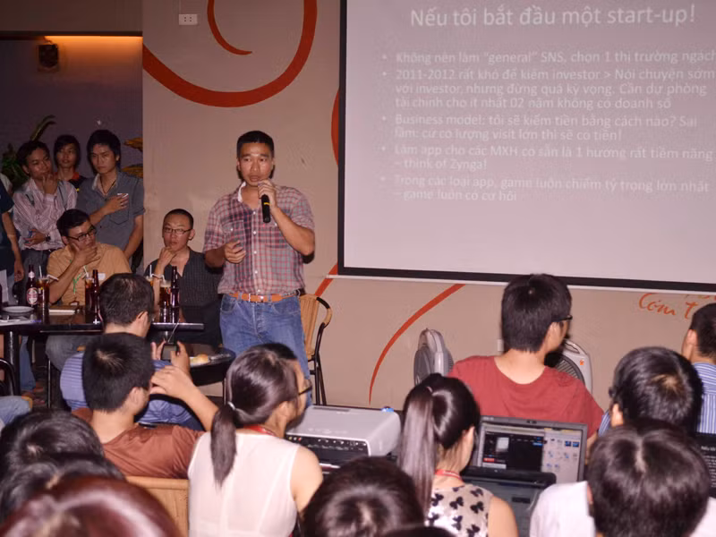 Bạn trẻ Hà Nội thuyết trình khởi nghiệp trên một trang giấy