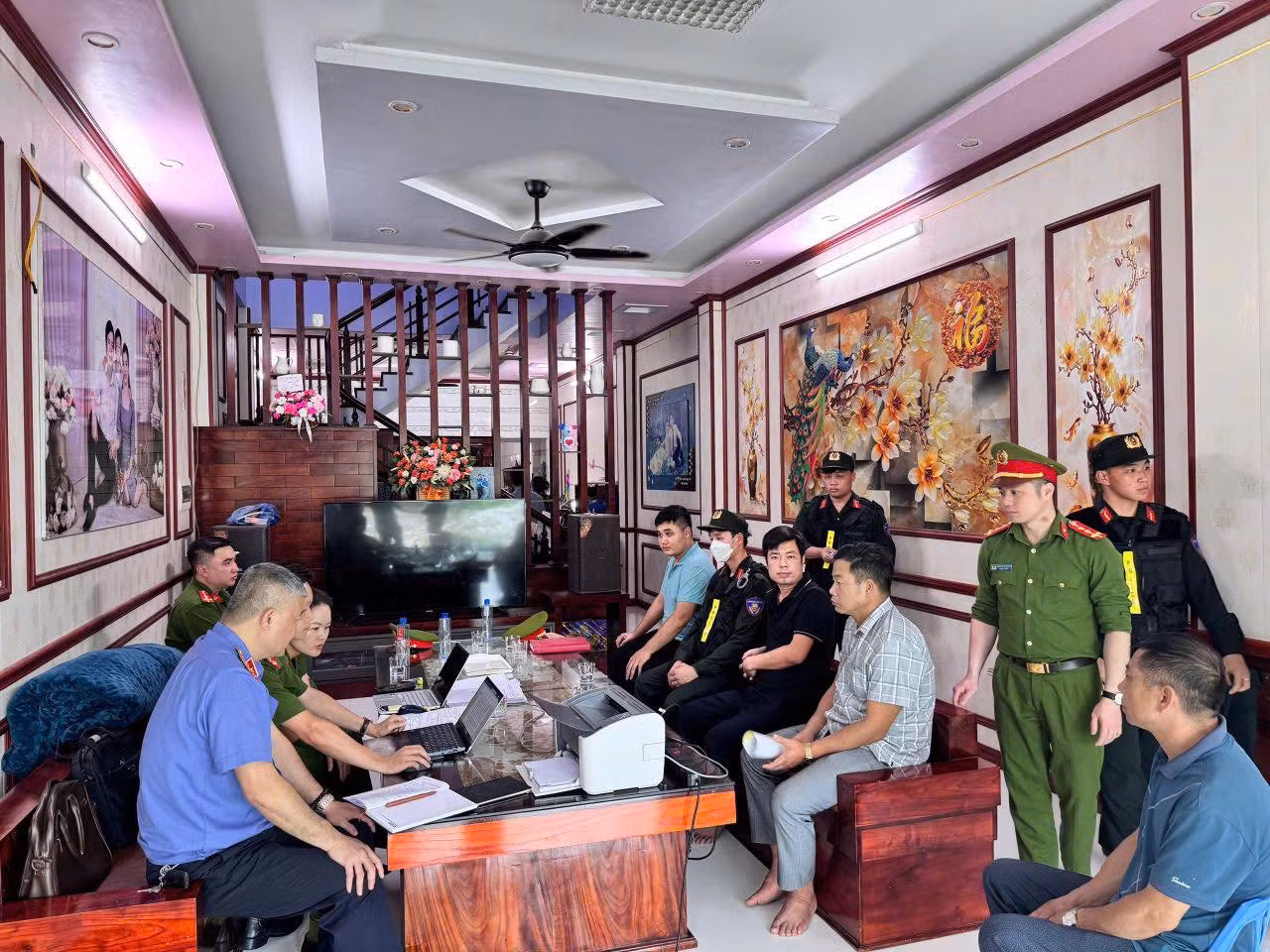 Lực lượng chức năng đọc quyết định khởi tố vụ án, khởi tố bị can khám xét nơi ở đối với Lê Văn Toàn. Ảnh: Công an tỉnh Hà Giang. Lực lượng chức năng đọc quyết định khởi tố vụ án, khởi tố bị can khám xét nơi ở đối với Lê Văn Toàn. Ảnh: Công an tỉnh Hà Giang.