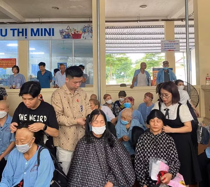 Sự kiện hiến tóc ngày 11.6. Ảnh Quỹ Ngày mai tươi sáng. Sự kiện hiến tóc ngày 11.6. Ảnh Quỹ Ngày mai tươi sáng.