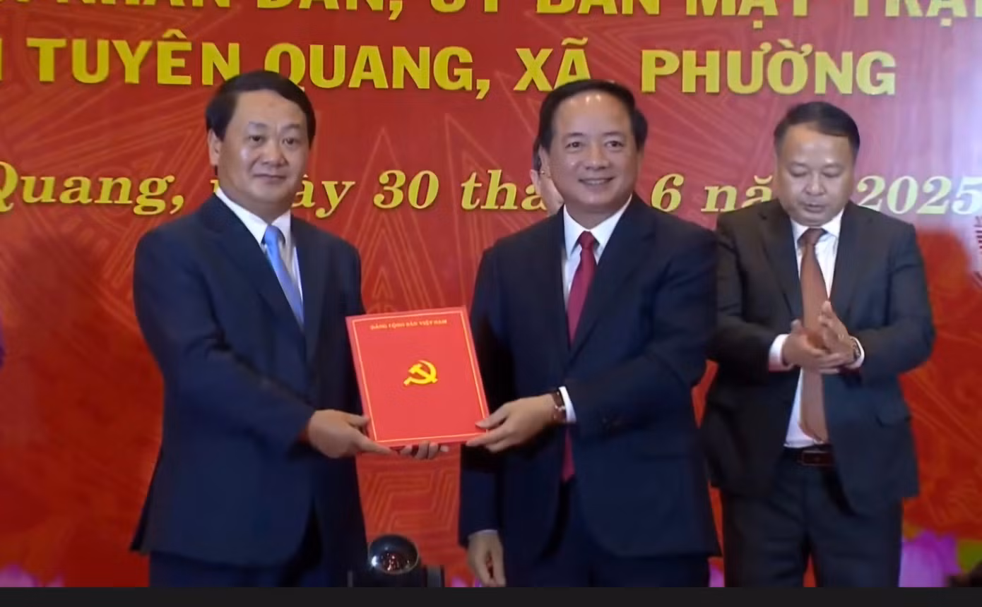 Thượng tướng Trịnh Văn Quyết, Bí thư Trung ương Đảng, Chủ nhiệm Tổng cục Chính trị Quân đội nhân dân Việt Nam trao quyết định chỉ định Bí thư Tỉnh ủy Tuyên Quang (mới) cho ông Hầu A Lềnh.