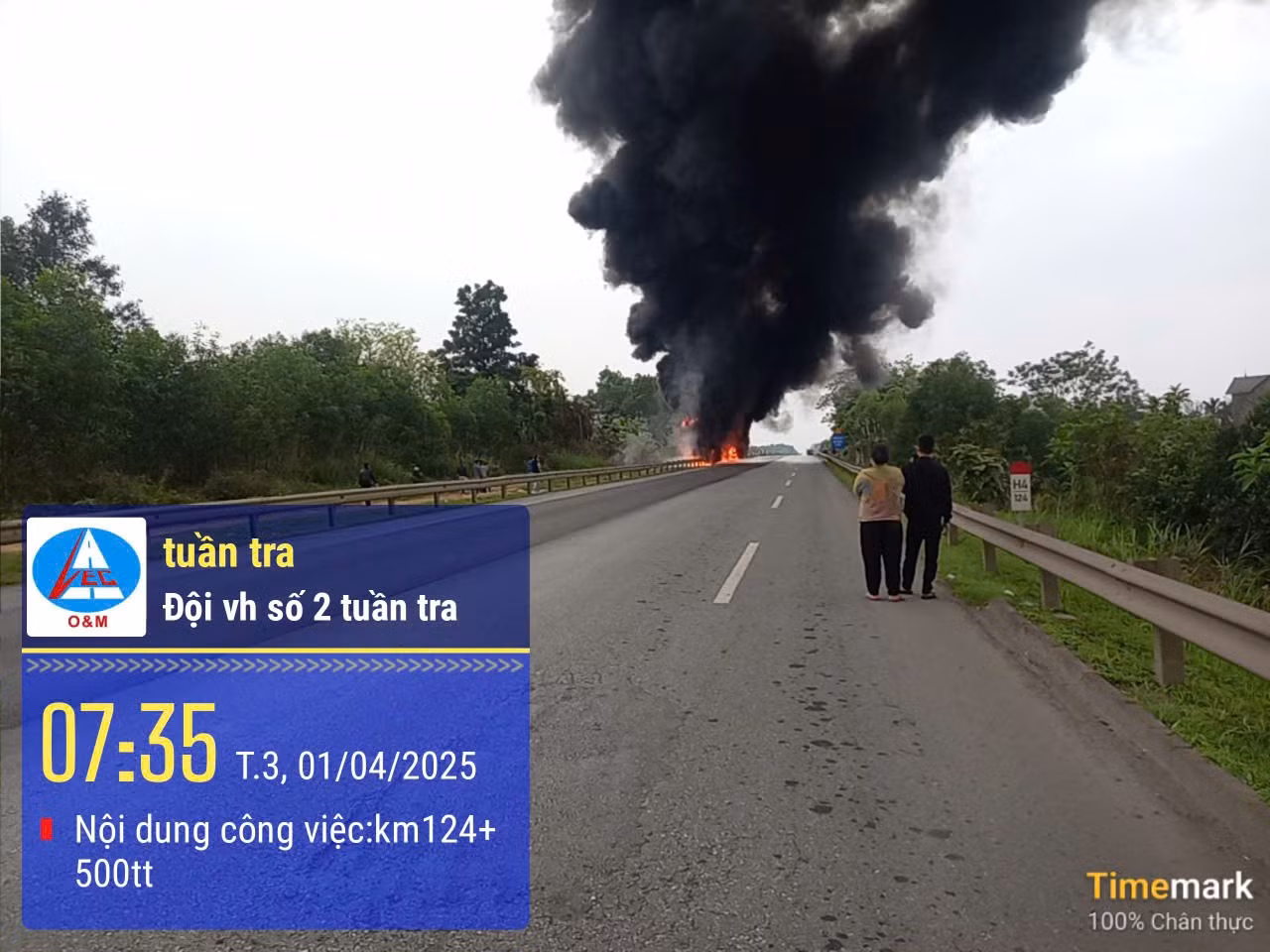 Theo báo cáo từ VEC O&amp;M - đơn vị khai thác tuyến đường, tại Km 124+500, hướng Lào Cai- Nội Bài, xe bồn bị cháy. Nguyên nhân ban đầu được xác định xe bị mất lái.