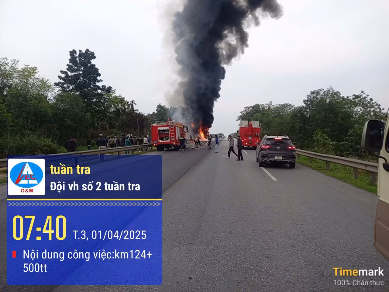 Bước đầu xác định thiệt hại, xe bị cháy hoàn toàn, tài sản đường bộ hư hỏng về tôn sóng.