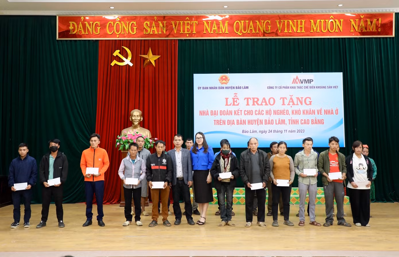 Bà Phạm Thị Hoài Phương, Tổng giám đốc Công ty VMPCo tặng quà cho 50 hộ gia đình có hoàn cảnh khó khăn.