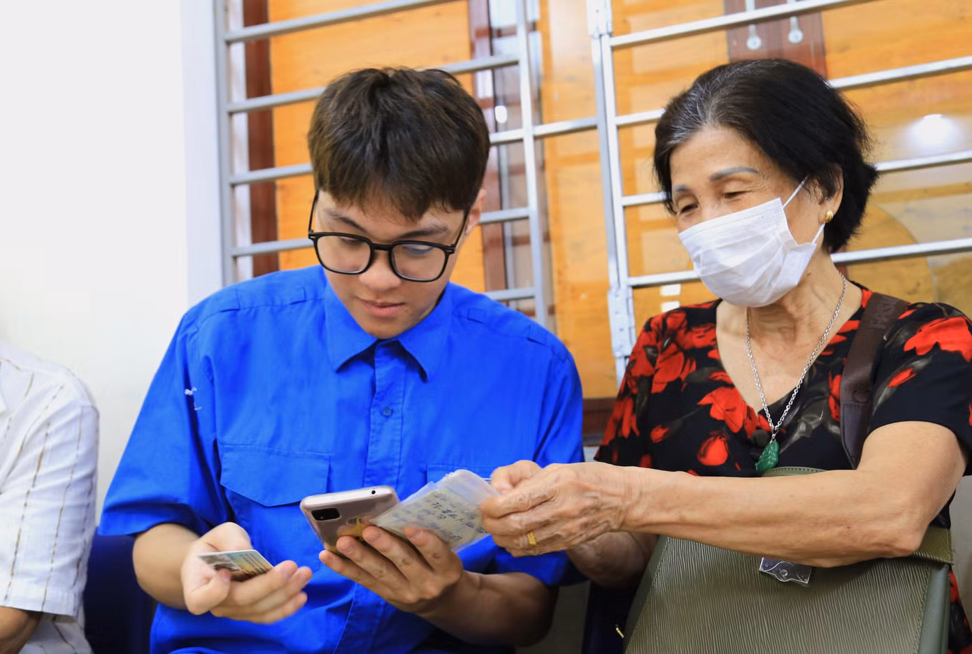 "Với tinh thần “Đâu cần thanh niên có, việc gì khó có thanh niên”, chúng tôi sẵn sàng góp sức trẻ, trí tuệ và tinh thần tình nguyện để cùng cả nước xây dựng chính quyền số vững mạnh", chị Nguyễn Thùy Linh - Bí thư Đoàn Phường Minh Xuân, Đội trưởng Đội Thanh niên tình nguyện hỗ trợ chính quyền 2 cấp chia sẻ. Ảnh: Thành Đạt
