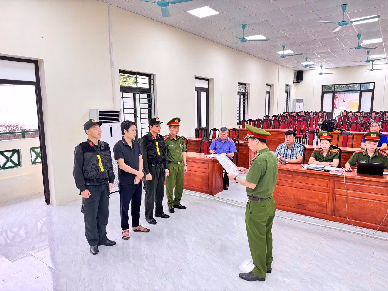 Lực lượng chức năng đọc quyết định khởi tố vụ án, khởi tố bị can khám xét nơi ở đối với Lê Văn Toàn. Ảnh: Công an tỉnh Hà Giang. Lực lượng chức năng đọc quyết định khởi tố vụ án, khởi tố bị can khám xét nơi ở đối với Lê Văn Toàn. Ảnh: Công an tỉnh Hà Giang.