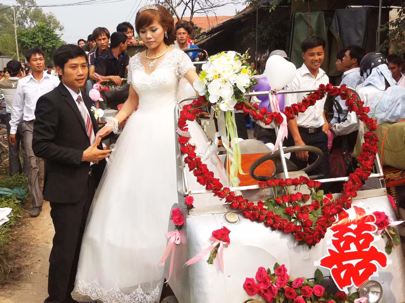 Chàng đón nàng về dinh với hàng trăm bạn bè đến chúc phúc