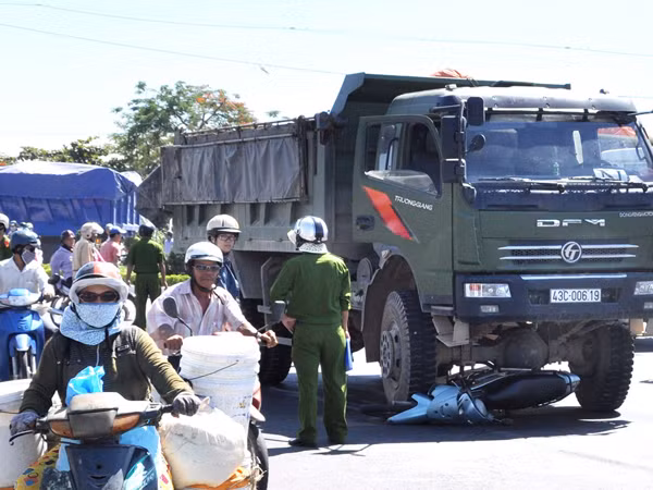 Xe ben gây tai nạn