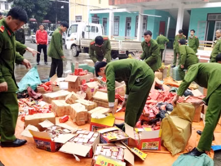 Số pháo nổ lậu thu giữ được tại nhà mẹ con Phương, Thuận lên tới 800kg. Ảnh: Dương Nam. Số pháo nổ lậu thu giữ được tại nhà mẹ con Phương, Thuận lên tới 800kg. Ảnh: Dương Nam