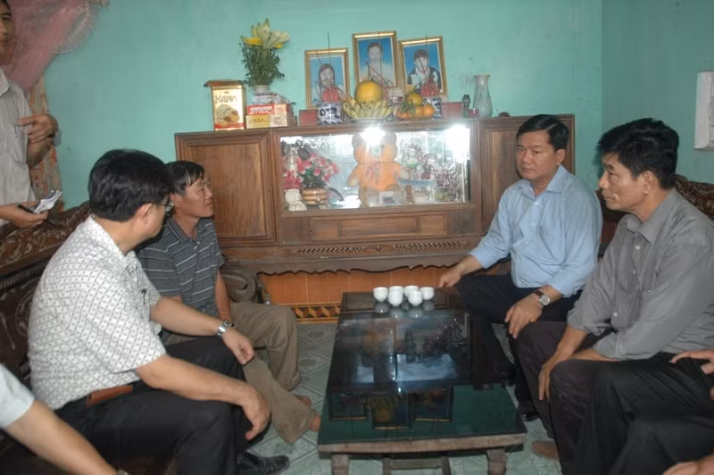Đoàn cũng đến chia sẻ với gia đình ông Hà Văn Lý (Phú Bình – Thái Nguyên). Ông Lý mất vợ, hai con, con rể và một cháu ngoại trong vụ tai nạn đường sắt tại Thường Tín (Hà Nội) vào năm 2010. “Không ngờ, chỉ một ngày, từ gia đình đông đúc, tôi trở thành kẻ độc thân như hôm nay” – ông Lý nghẹn ngào nói