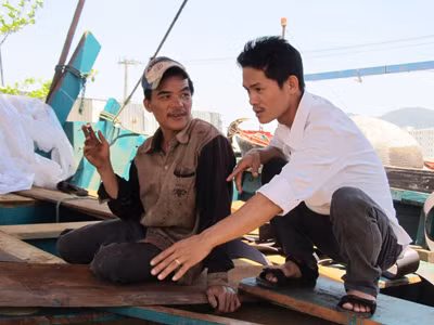 Lê Văn Sang trao đổi với thuyền viên, Ảnh: Nam Cường