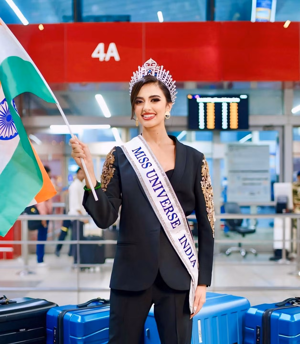 Đại diện Ấn Độ - Rhea Singha - mặc vest đen thanh lịch ở sân bay. Cô năm nay 19 tuổi, cao 1,7 m, nhan sắc được đánh giá cao.
