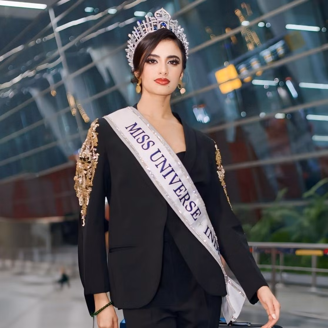 Đại diện Ấn Độ - Rhea Singha - mặc vest đen thanh lịch ở sân bay. Cô năm nay 19 tuổi, cao 1,7 m, nhan sắc được đánh giá cao.