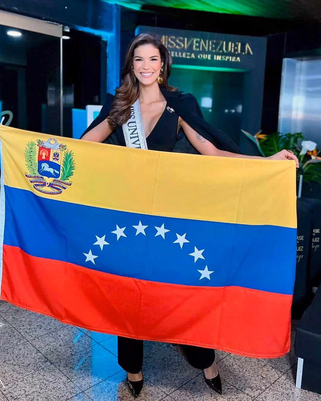 Đại diện Venezuela - Ileana Marquez Pedroz - diện trang phục tông màu đen thanh lịch. Cô là ứng viên gây chú ý của châu Mỹ. Người đẹp năm nay 27 tuổi, cao 1,77 m, thân hình săn chắc, nóng bỏng. Hiện cô là người mẫu chuyên nghiệp ở quê nhà. Cô đã có một con gái.