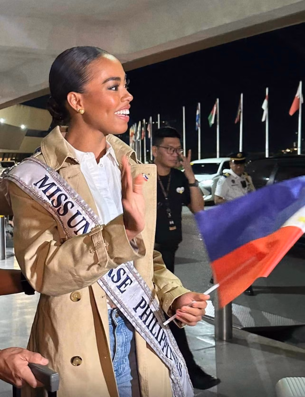 Đại diện Philippines - Chelsea Manalo - được đông đảo fan tiễn ra sân bay. Cô năm nay 24 tuổi, có vẻ đẹp cá tính. Người đẹp cao 1,7 m, thân hình cân đối, quyến rũ.