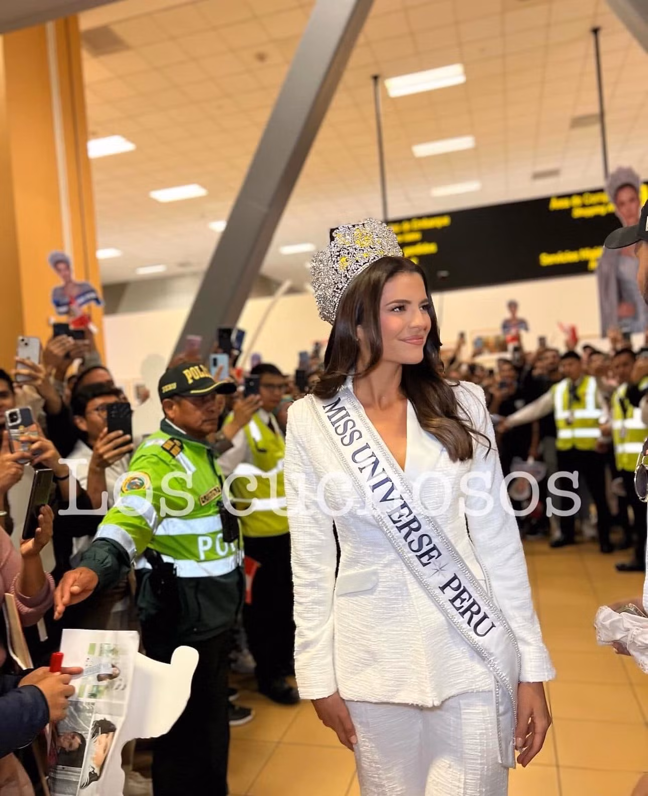 Đại diện Peru - Tatiana Calmell - mặc vest trắng thanh lịch khi ra sân bay. Cô là ứng viên sáng giá cho vương miện tới từ khu vực châu Mỹ. Tatiana Calmell năm nay 29 tuổi, là người mẫu, diễn viên có tiếng tại quê nhà. Tatiana Calmell từng giành ngôi vị Á hậu 2 tại Hoa hậu Quốc tế 2022.
