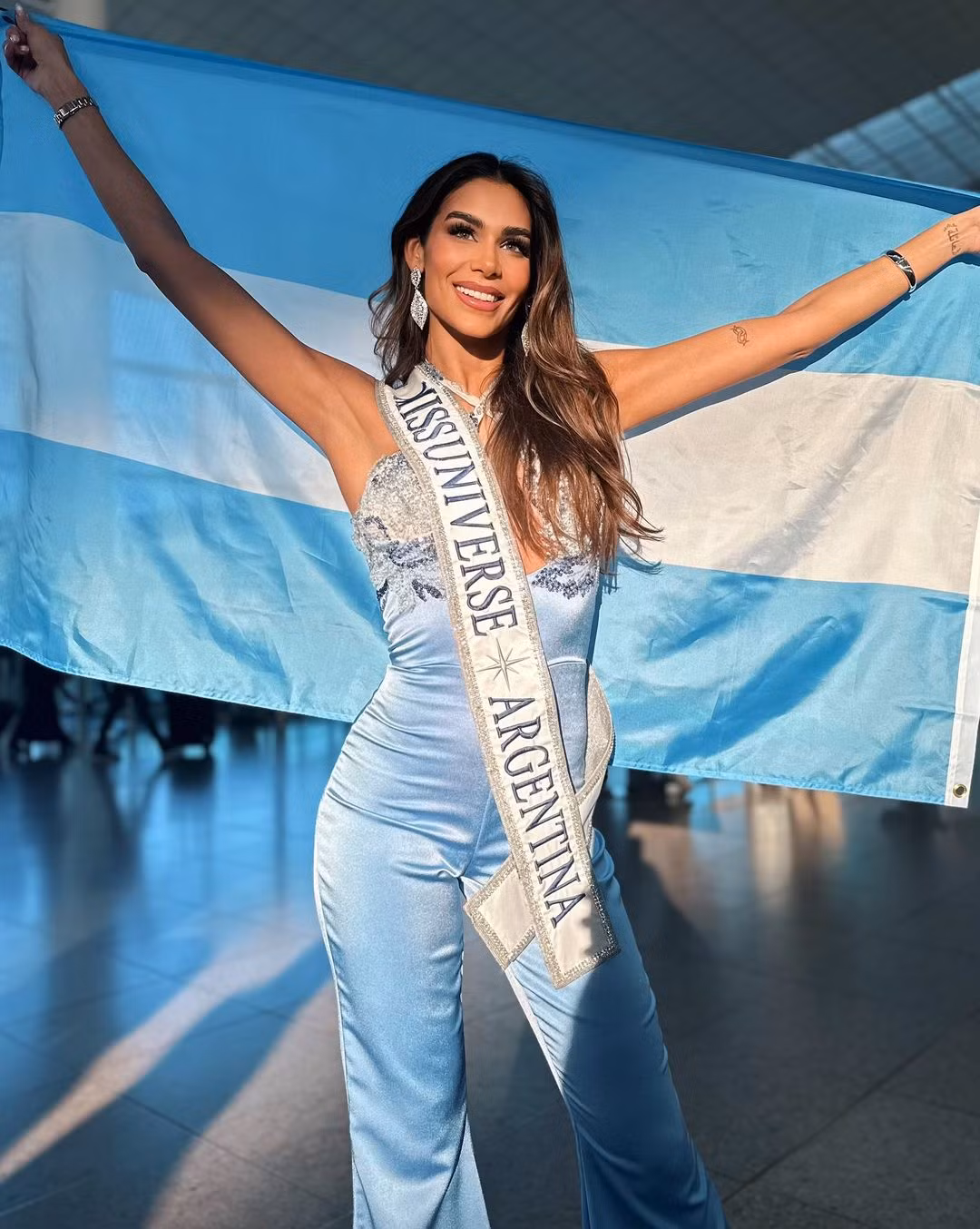 Đại diện Argentina diện jumpsuit màu xanh nổi bật ở sân bay.