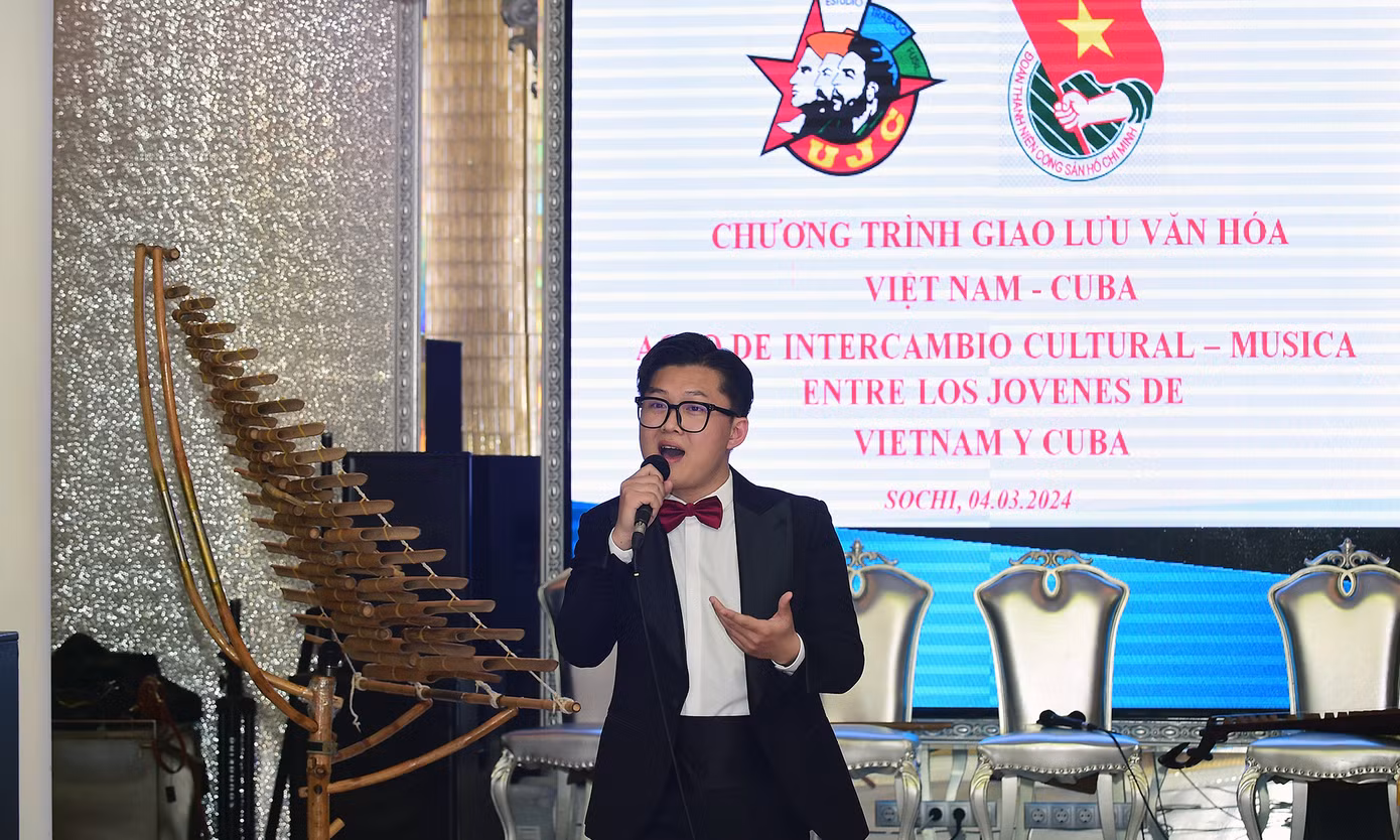 Các tiết mục văn nghệ được đại biểu thanh niên hai nước thể hiện trong chương trình giao lưu.