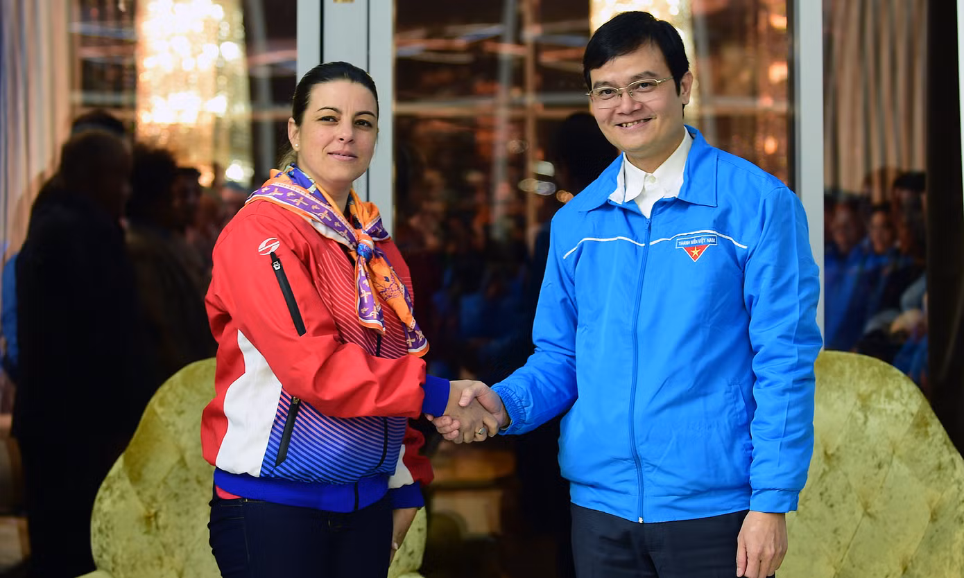 Anh Bùi Quang Huy - Ủy viên dự khuyết T.Ư Đảng, Bí thư thứ nhất T.Ư Đoàn TNCS Hồ Chí Minh và chị Aylín Álvarez García - Ủy viên T.Ư Đảng, Bí thư thứ nhất T.Ư Đoàn TNCS Cuba tại Liên hoan Thanh niên thế giới 2024. Ảnh: Xuân Tùng