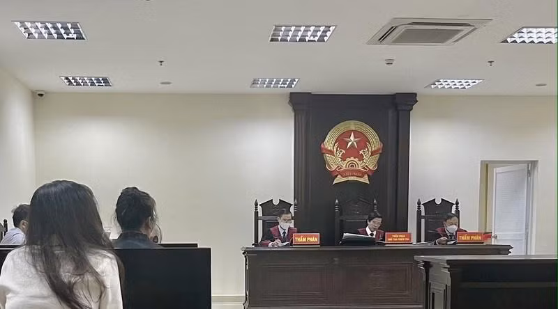 Phiên toà xét xử phúc thẩm tạm hoãn do Kiểm sát viên báo bệnh và vắng mặt